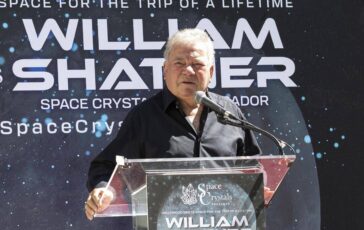 William Shatner a 95 anni stupisce tutti il leggendario Capitano Kirk debutta nel metal 364x230