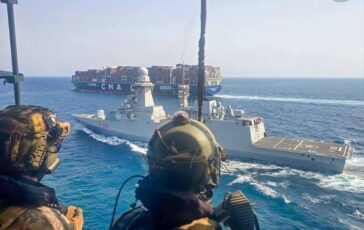 Yemen nave Marina militare accompagna mercantile italiano nello stretto di Bab El Mandeb 364x230
