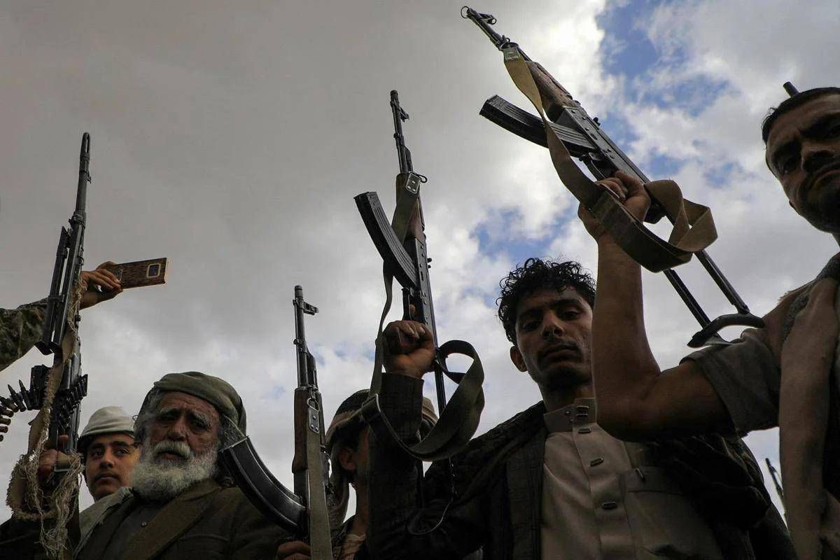 Yemen, scontri fra Houthi e forze governative: "154 morti in due giorni". Gb schiera aereo per rifornire i jet sauditi