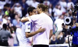 Zverev cade Sonego lo aiuta a rialzarsi fair play agli US Open 265x160