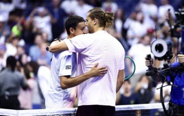 Zverev cade Sonego lo aiuta a rialzarsi fair play agli US Open 364x230