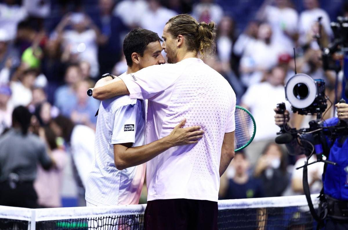 Zverev cade, Sonego lo aiuta a rialzarsi: fair play agli US Open