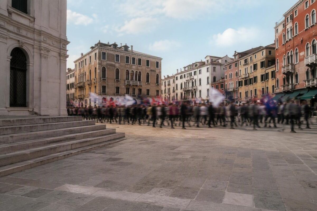 Aggressione a Venezia: militanti attaccati da gruppo di estrema destra
