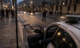 Aggressione con arma bianca a Porta Vittoria, auto lo travolge