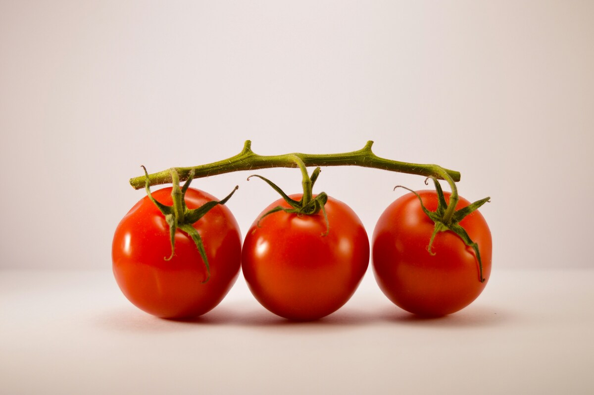 Allarme supermercati, aumenta il rischio degli scaffali vuoti: sempre più alti i prezzi di pomodori e insalate