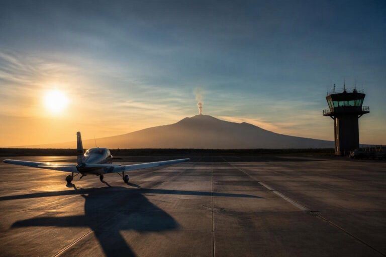 Allerta rossa sull'Etna: aeroporto di Catania con restrizioni di atterraggi