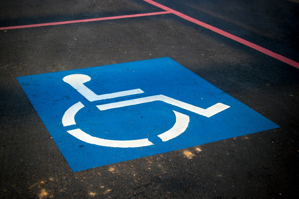 Vicesindaca utilizza il parcheggio riservato ai disabili: scoppia la polemica