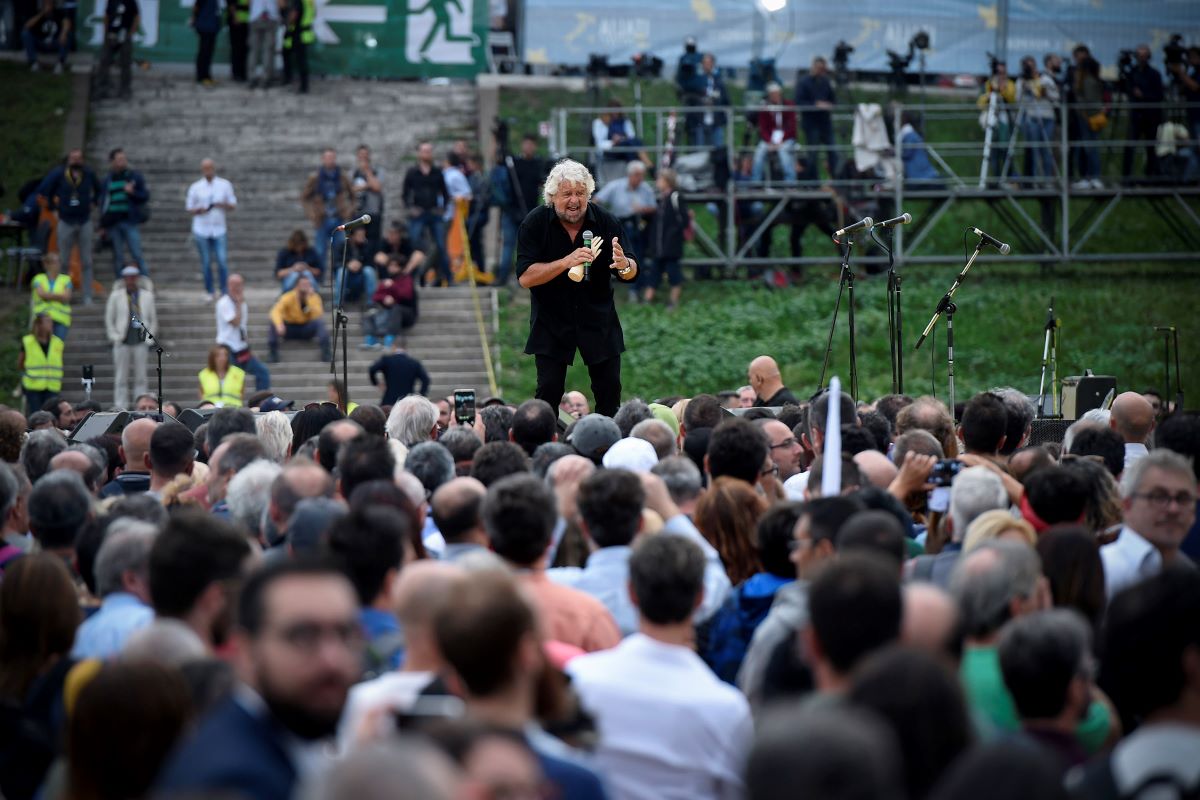 Beppe Grillo torna all’attacco del M5S e di Conte: “In mano al reverendo Jones”