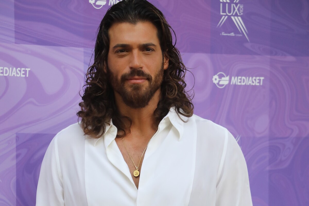 Can Yaman spiazza Caterina Balivo, la replica sui social: "Avete capito tutto male"