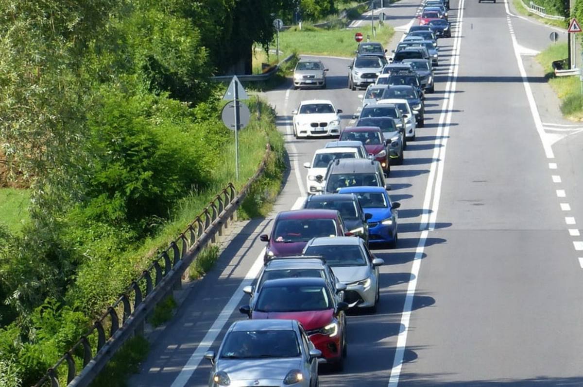 Come non pagare il bollo su due auto: nel 2027 l’esenzione per le vetture sotto gli 80 kW