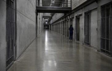 Federal court halts execution of woman on death row