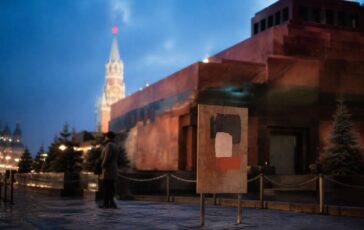 Detenuto a Mosca per un cartello vicino al Mausoleo di Lenin