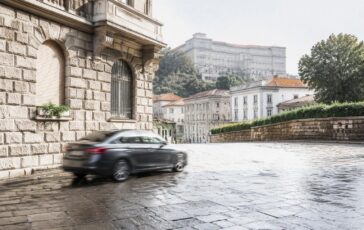 Dramma familiare a Trieste: giovane al volante, padre in ospedale