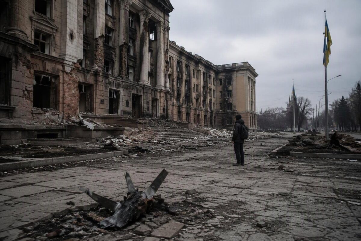 Droni russi devastano il centro di Kyiv, uccidendo due all’Accademia