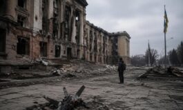 Droni russi devastano il centro di Kyiv, uccidendo due all’Accademia