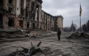 Droni russi devastano il centro di Kyiv, uccidendo due all’Accademia