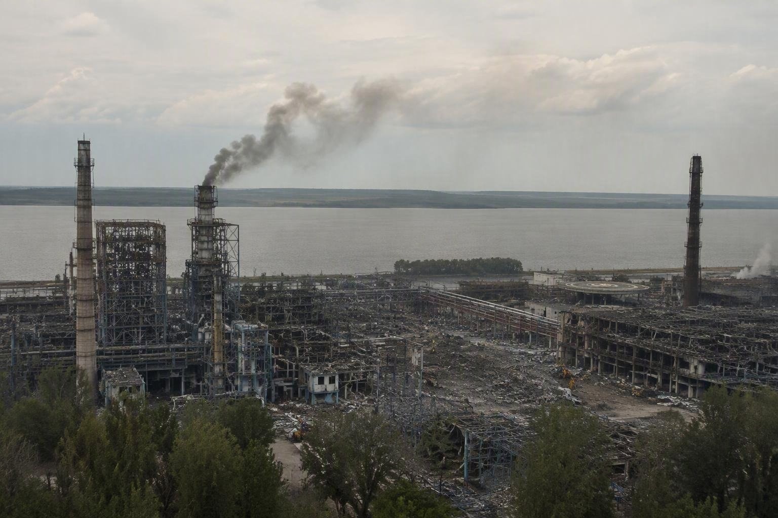 Droni ucraini colpiscono Saratov: incendi e danni a infrastrutture strategiche