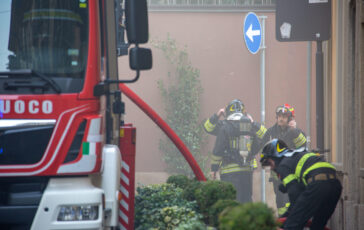 esplosione morti atene