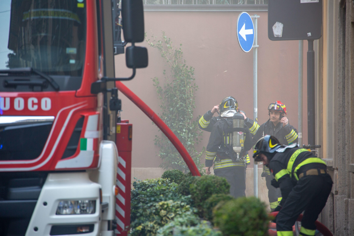 Crollo di un palazzo ad Atene dopo un’esplosione: tragico bilancio
