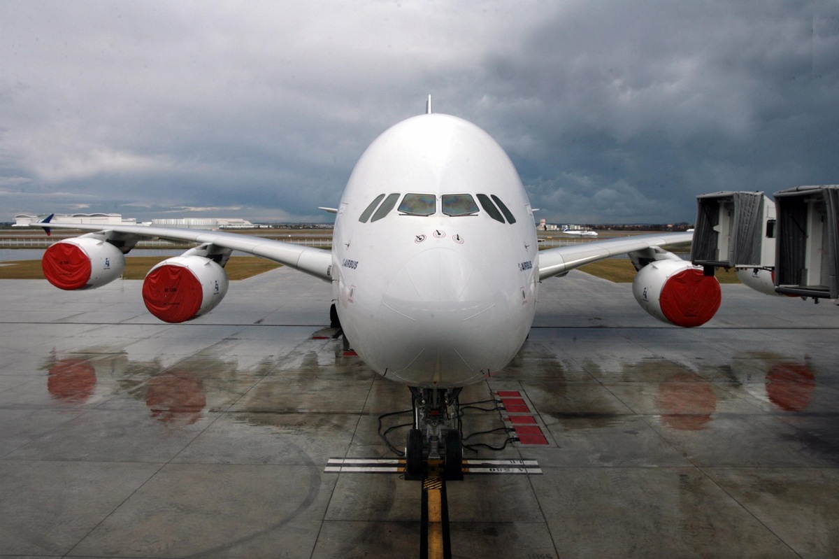 Chiuso l'aeroporto, voli sospesi e cancellati: è emergenza in Italia