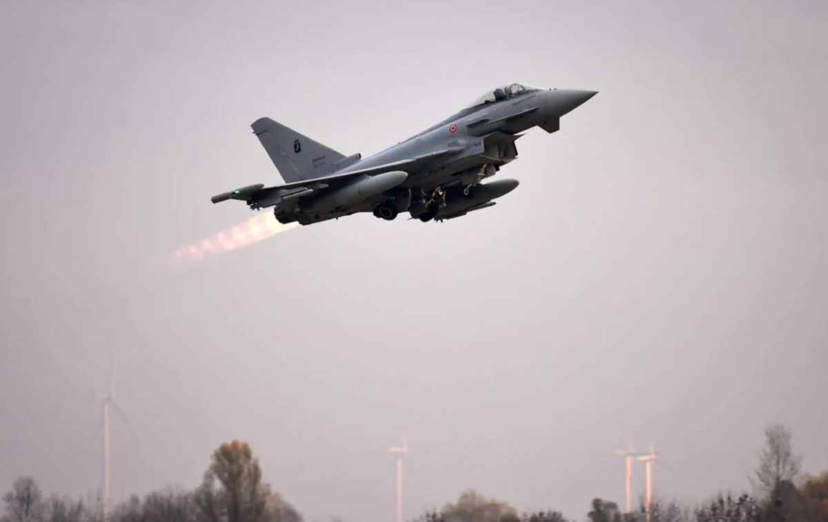 Emergenza esplosivi vicino alla base aerea RAF: evacuazioni e arresti