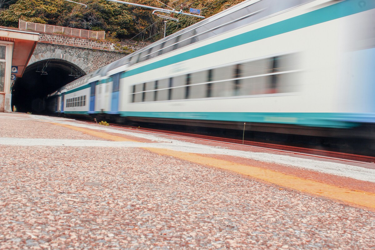 Fanno sesso sulla banchina della stazione: vengono ripresi e il video diventa virale