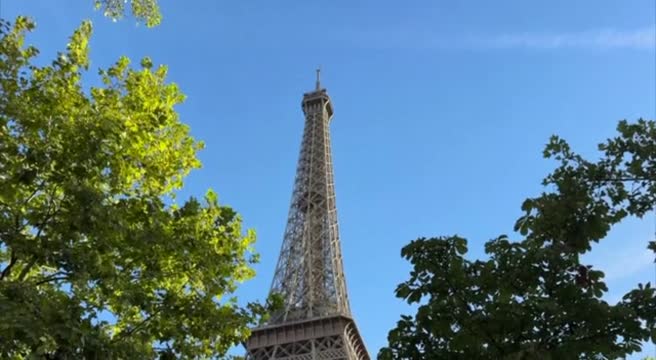La Torre Eiffel riapre dopo polemica su rimozione del personale femminile