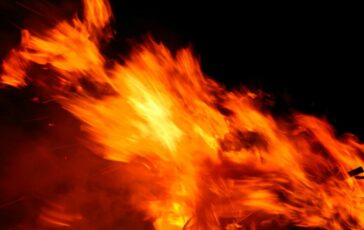 Filippine traghetto fiamme