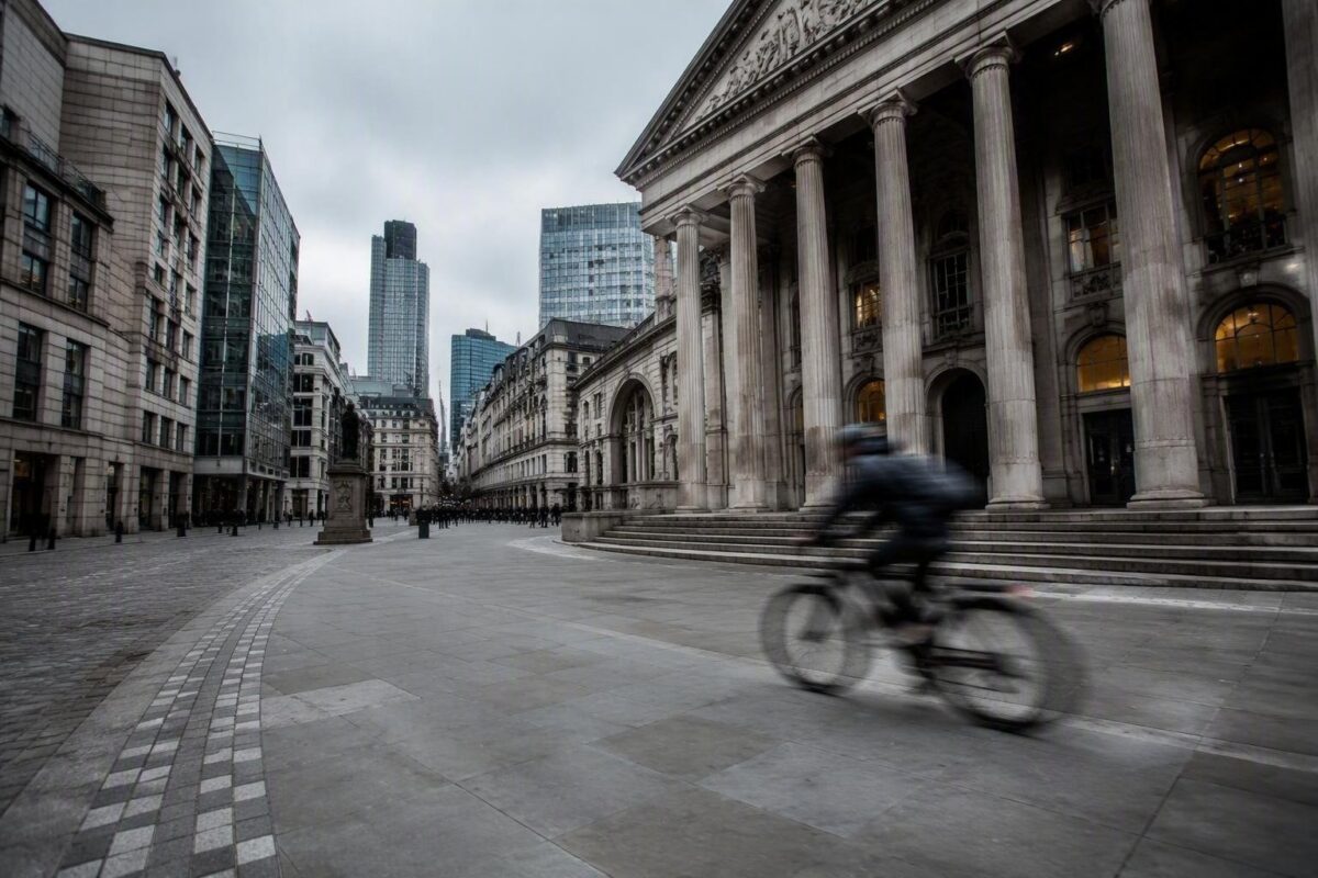 Ftse Mib +0,8%: le azioni trainano il mercato e lo spread si riduce