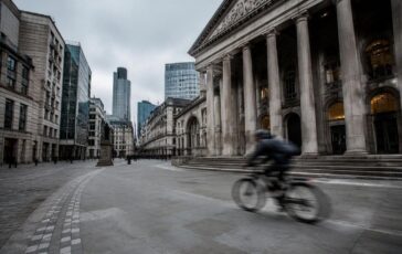 Ftse Mib +0,8%: le azioni trainano il mercato e lo spread si riduce