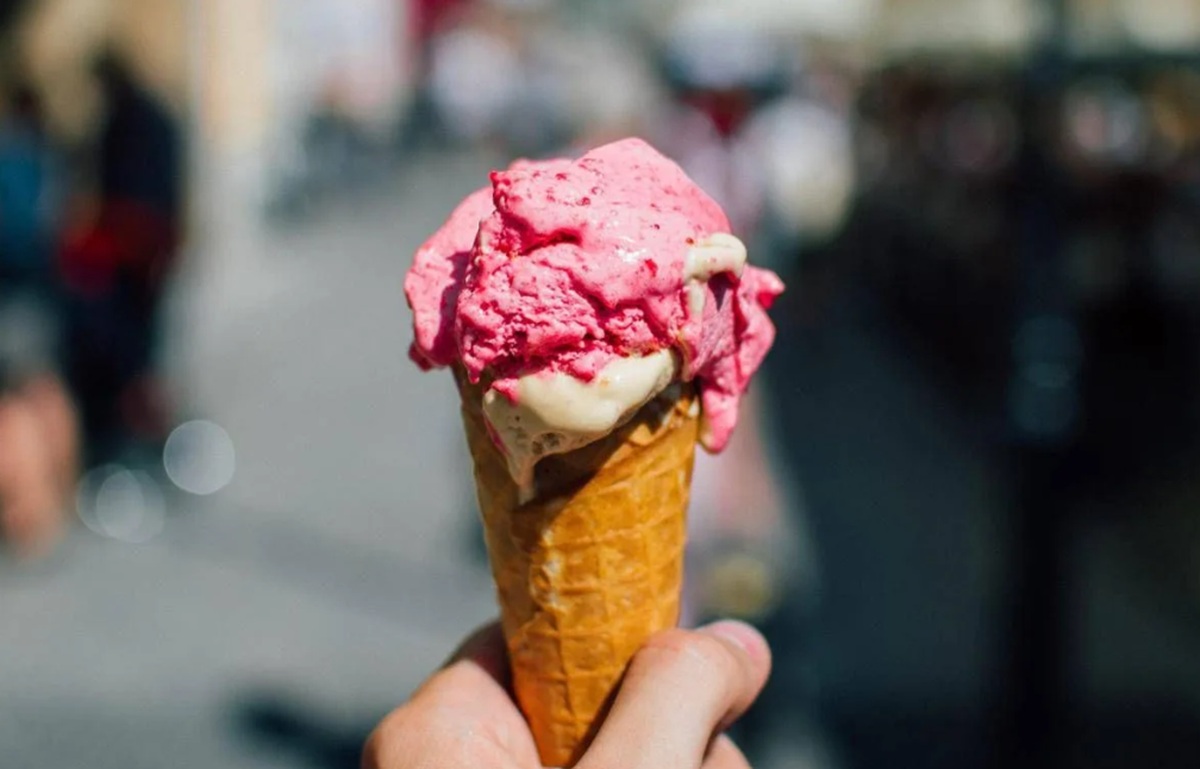 Gelataio accusato di essere fascista per un cartonato, svelato il motivo