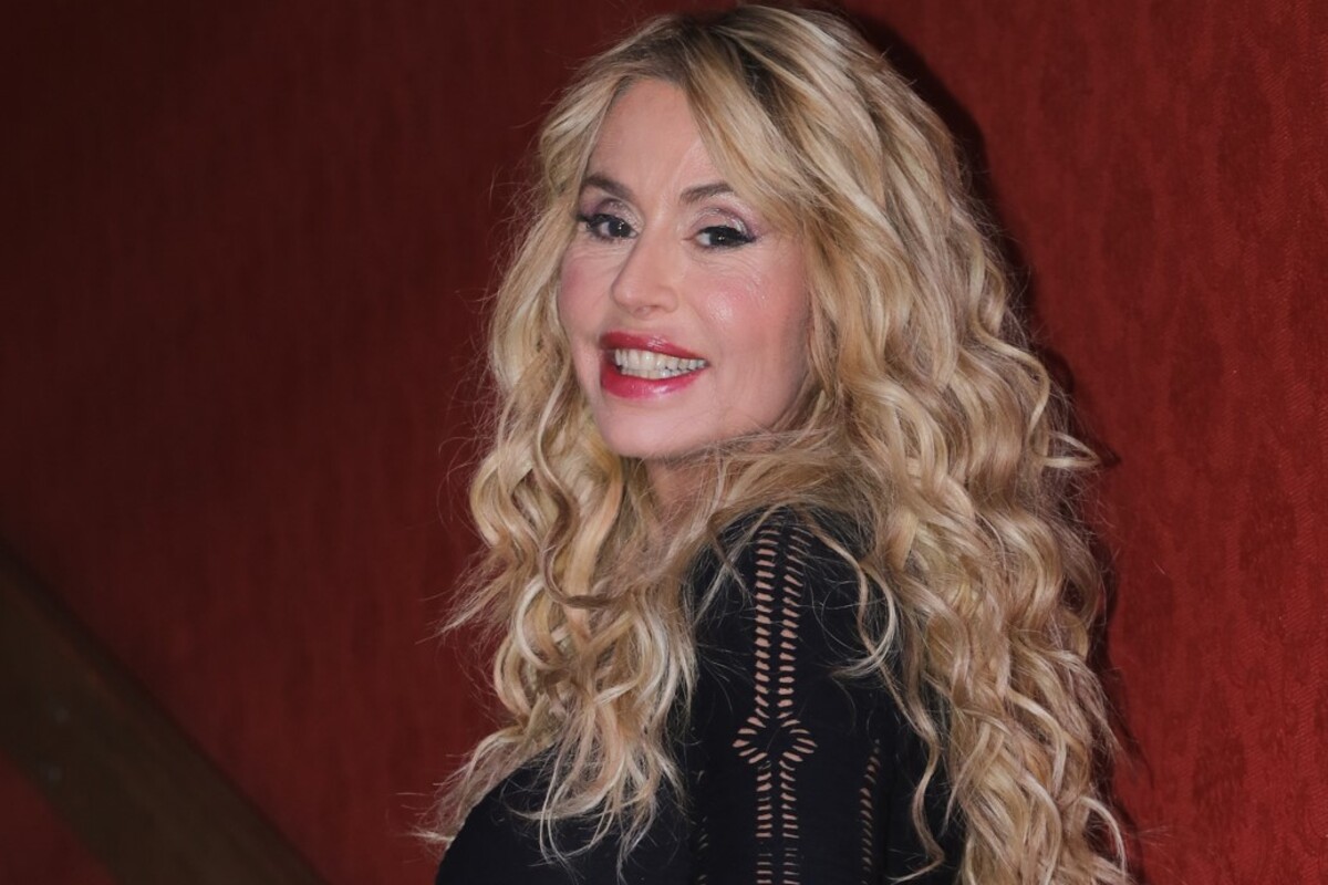 Valeria Marini e la mela al GF Vip, la rivelazione: “Era di scenografia ed era verniciata”