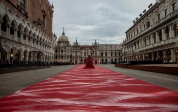 Greta Scarano e la protesta contro i femminicidi alla Mostra del Cinema di Venezia