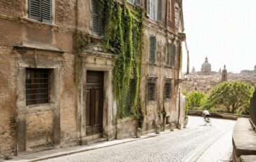 Guccini: eredità divisa tra moglie e figlia, ma c'è un secondo testamento