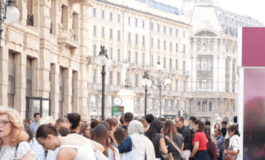 iPhone 18 in coda dallalba a Milano. Pioggia di critiche social Per un posto di lavoro non farebbero quella fila 265x160