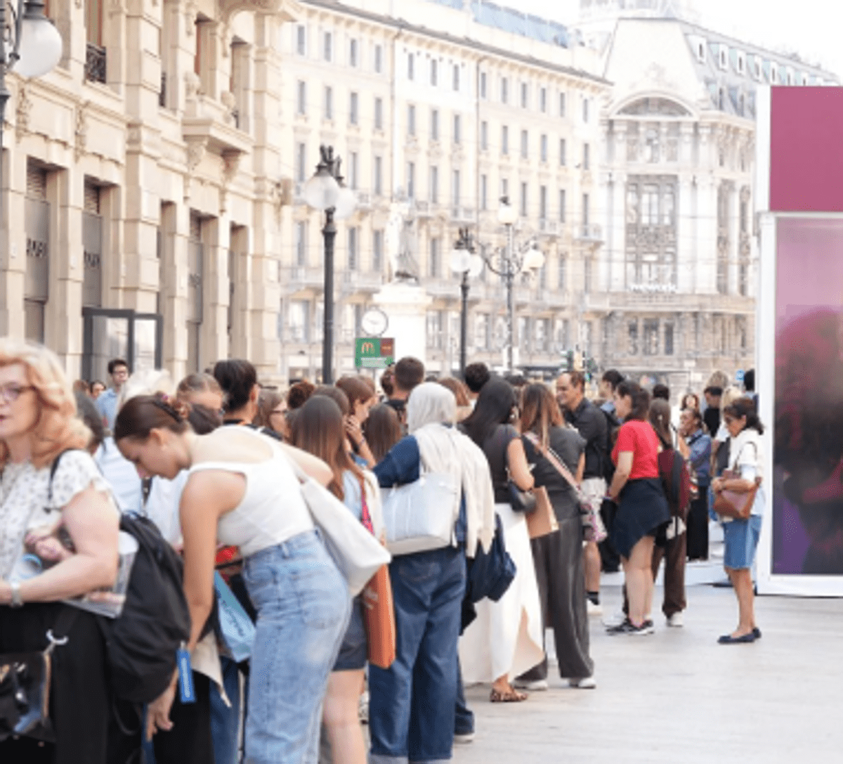 iPhone 18, in coda dall’alba a Milano. Pioggia di critiche social: "Per un posto di lavoro non farebbero quella fila"