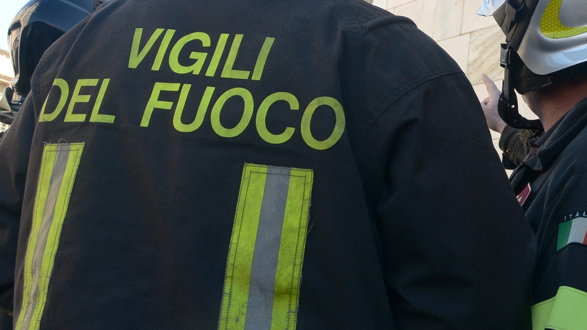 https://static.adhubmedia.com/notizie_it/wp-content/uploads/2026/09/incendio-a-taormina-il-sindaco-de-luca-filma-levacuazione-di-una-donna-signora-d-9d375957.jpg