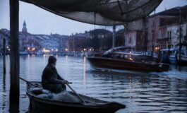 Incidente nautico a Venezia: giovane pescatore perde la vita, moglie ancora scomparsa