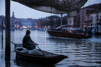 Incidente nautico a Venezia: giovane pescatore perde la vita, moglie ancora scomparsa