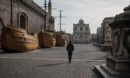 Installazione temporanea a Napoli: viaggiatori di legno in città