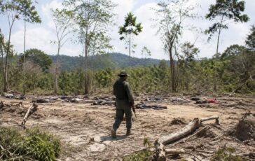 La polemica per il video del presidente colombiano tra i corpi dei ribelli uccisi