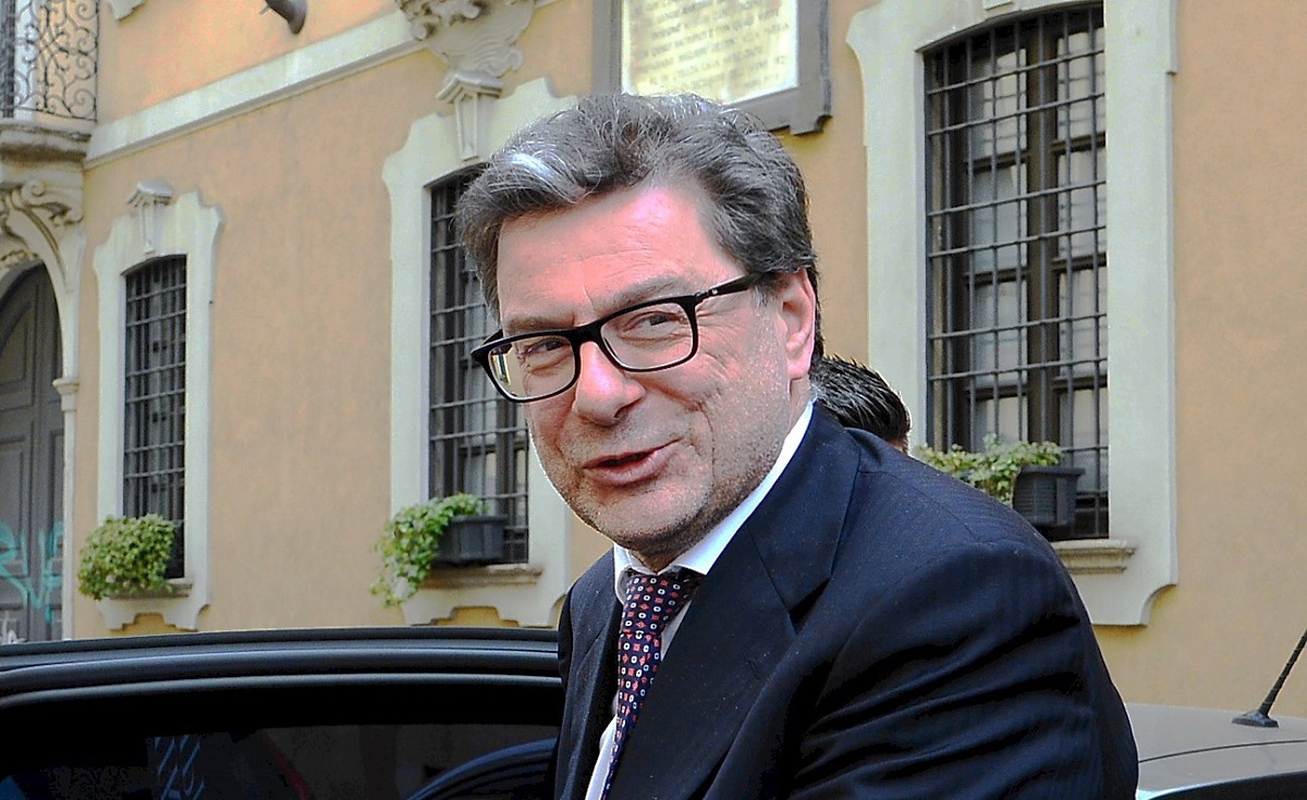 Manovra 2027, Giorgetti apre alla flat tax sugli aumenti di stipendio: le novità