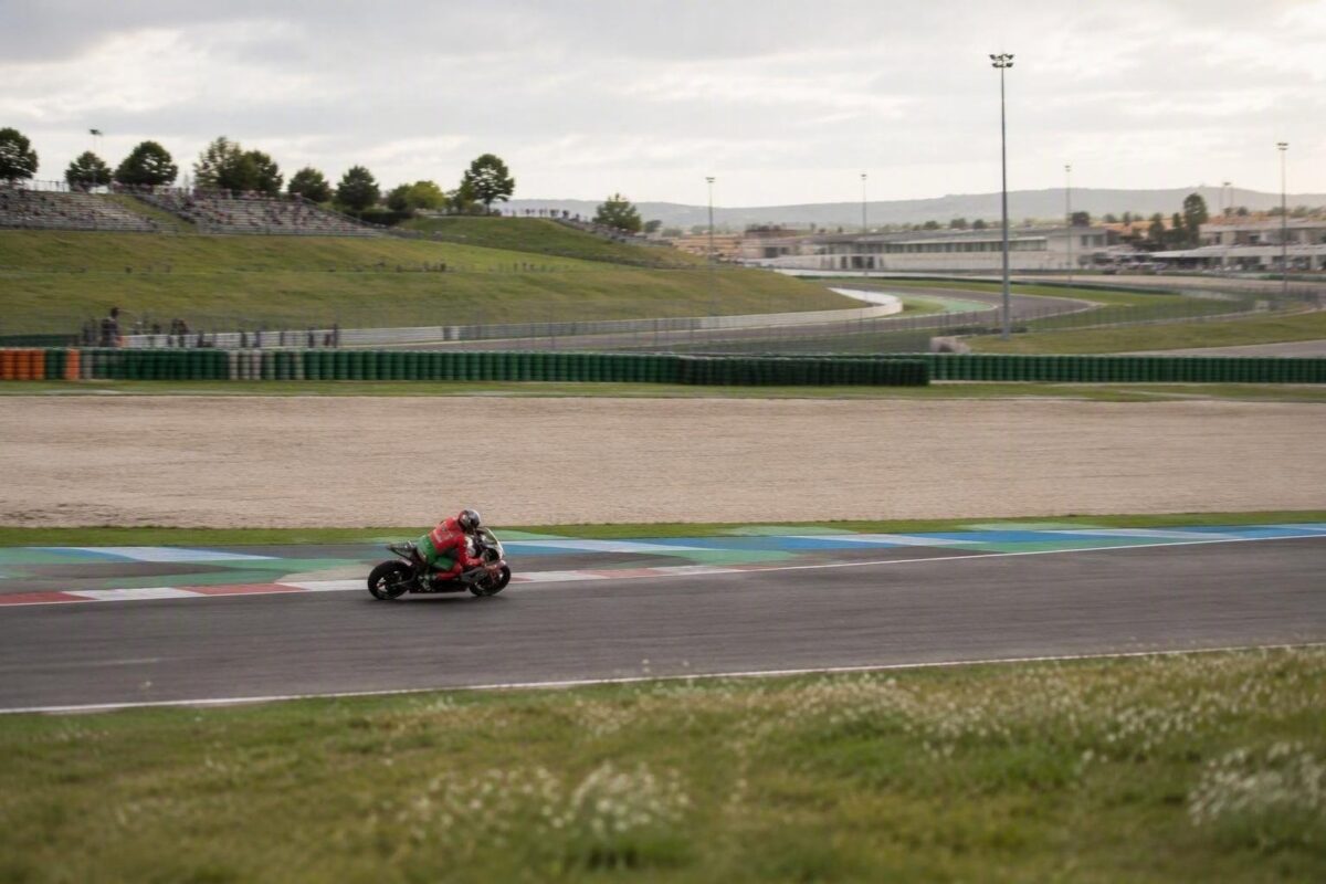 Marc Marquez vince la sprint a Misano: Bezzecchi secondo