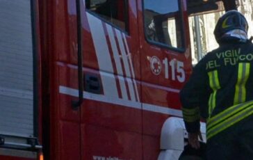 Auto elettrica in fiamme nel parcheggio di un centro commerciale