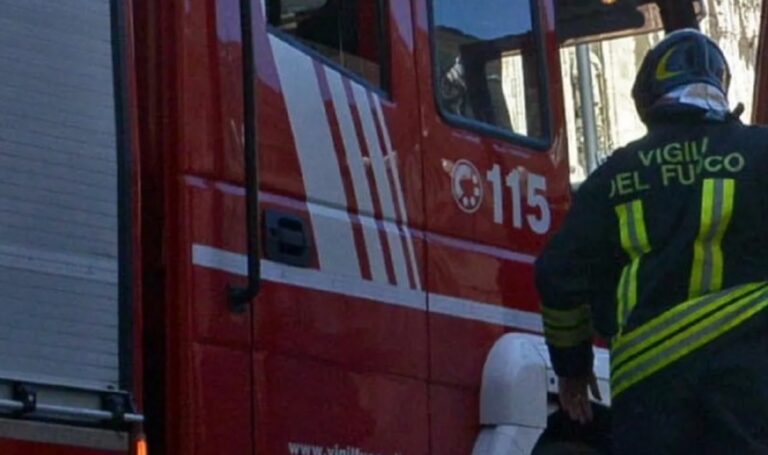 Auto elettrica in fiamme nel parcheggio di un centro commerciale