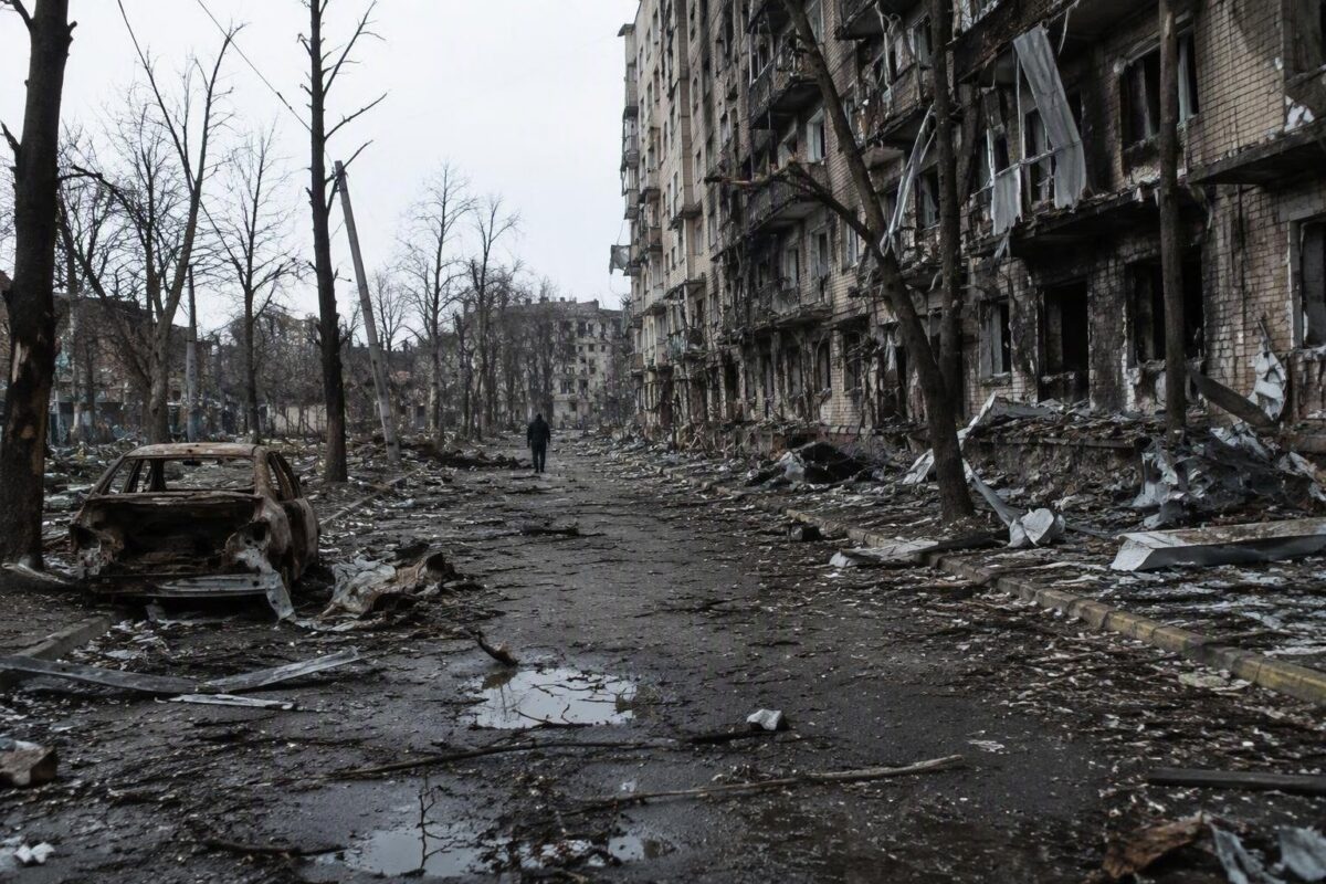 Missili e droni russi su Kiev: quattro vittime e danni alle strutture civili