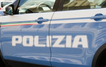 Uomo minaccia moglie e figli con un biglietto: "Vi uccido"