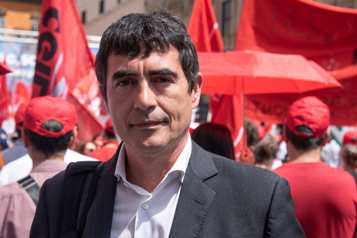 https://static.adhubmedia.com/notizie_it/wp-content/uploads/2026/09/nicola-fratoianni-vacanze-al-togo-bay-beach-le-foto-fanno-discutere-sui-social-1d958c8a.jpg