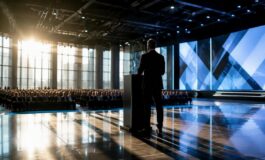 Nvidia e l'IA: il CEO sfida le regolamentazioni durante un convegno tecnologico
