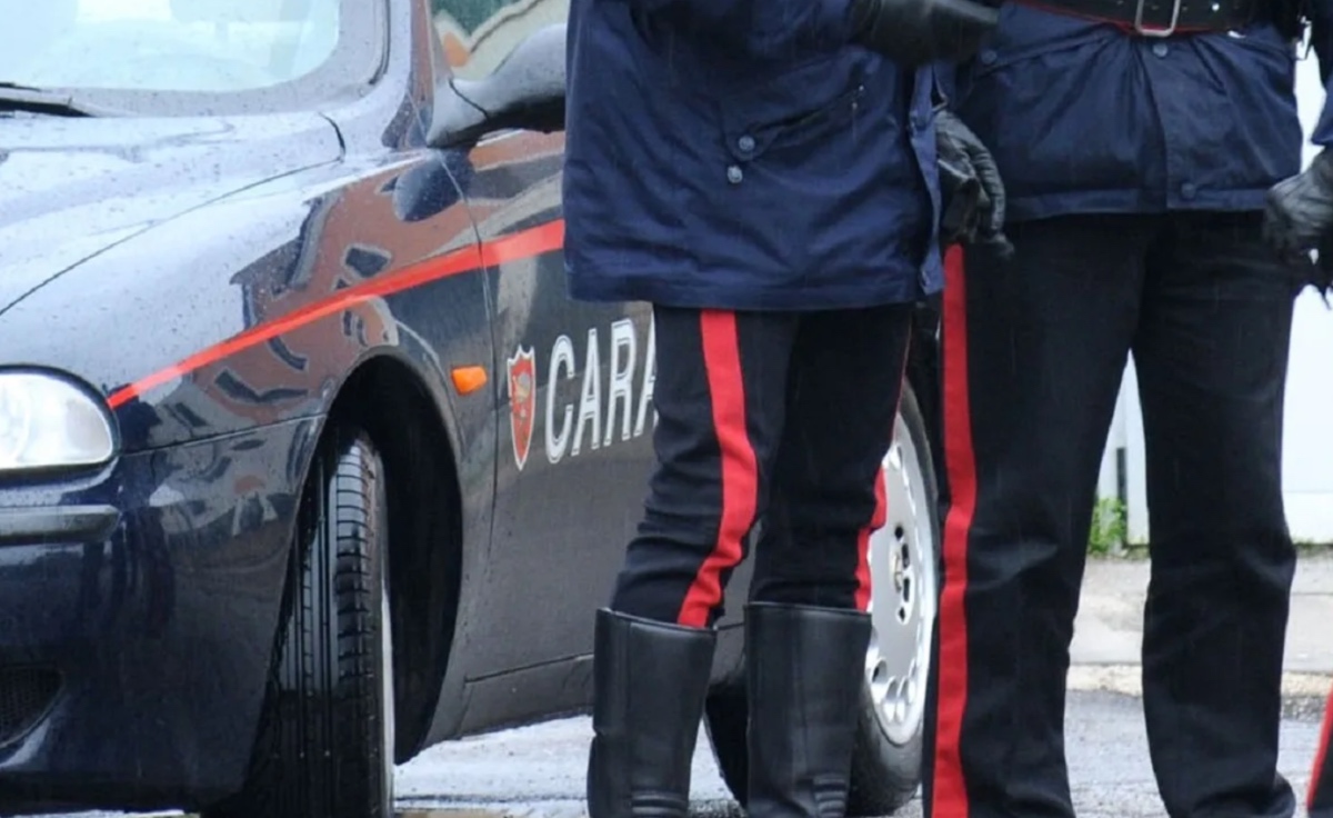 Colpisce una 12enne con una spranga: l'aggressione in strada senza motivo